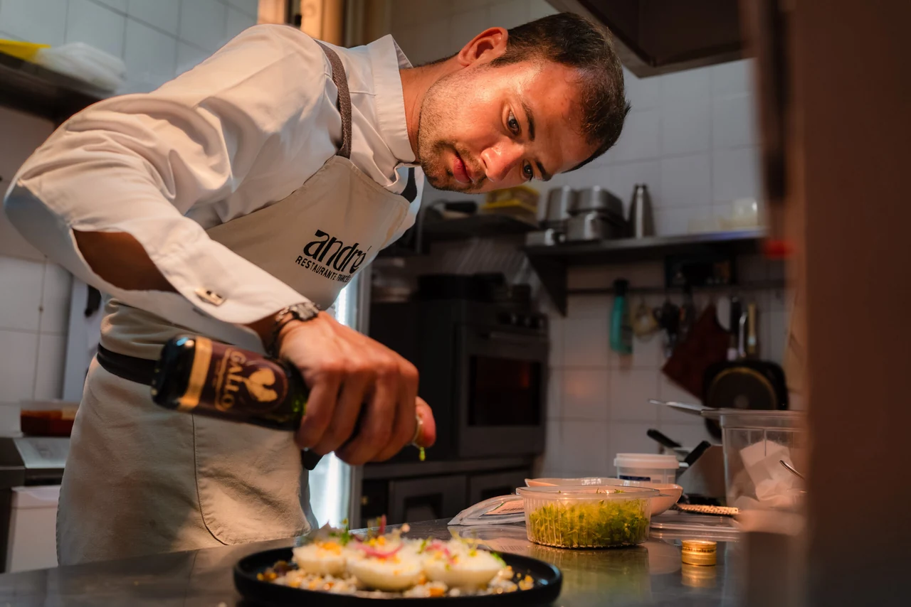 Loïc apporte la touche finale à une assiette dans la cuisine d’André