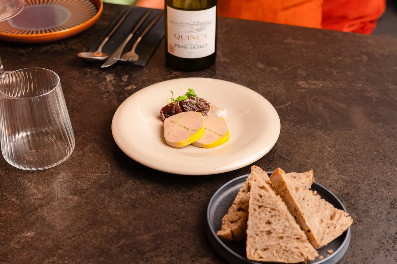 Foie gras et pain servis chez André