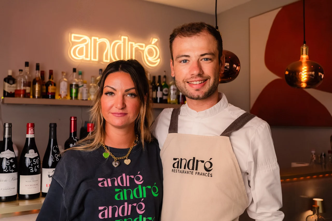 Lisa et Loïc devant l’enseigne de leur restaurant André
