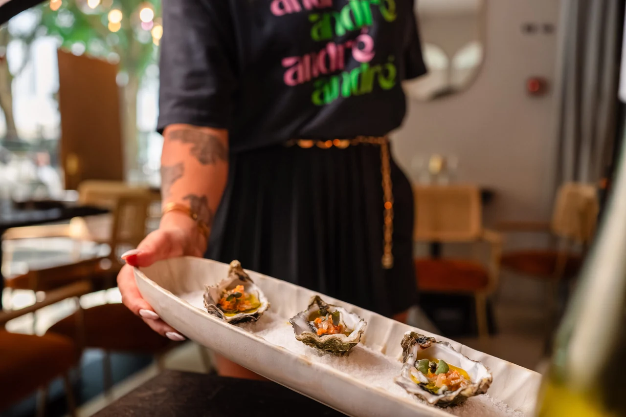 Une assiette d’huîtres servie à table chez André